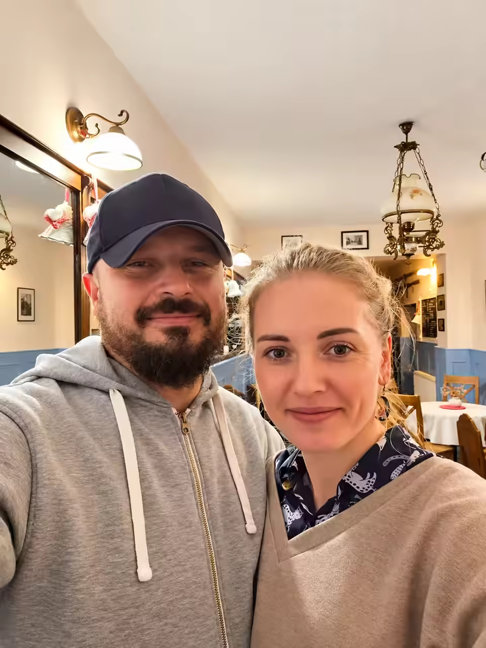 Właściciele Karioki, kobieta i mężczyzna, w sali baru z błękitną boazerią i lampami