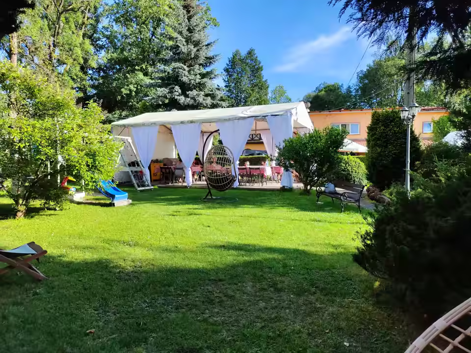 ogród z altaną