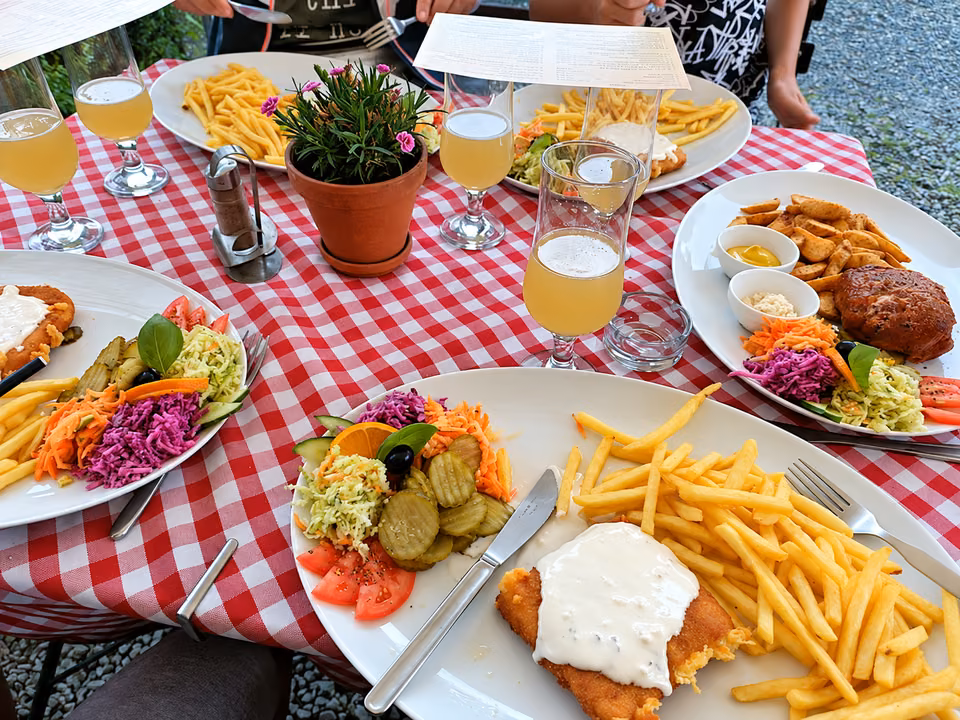 Kotlet z frytkami i piwo w ogrodzie
